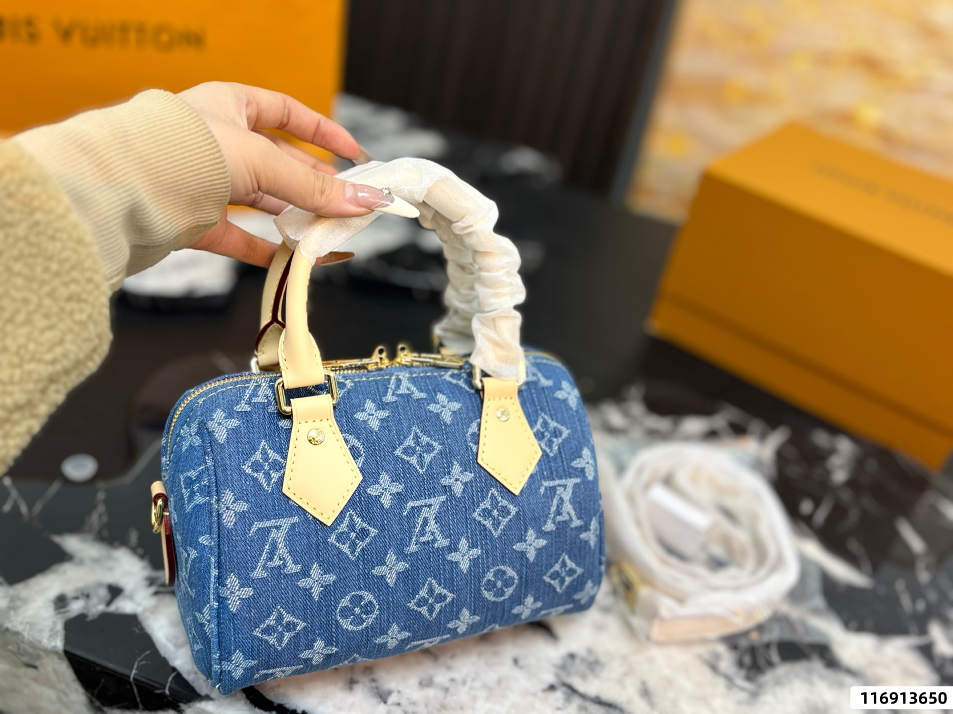 LV Speedy 20 Bag - Image 4