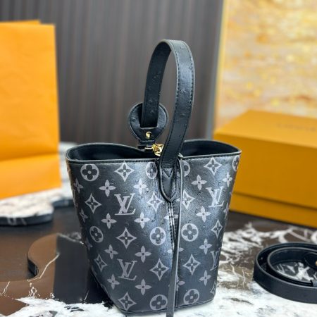LV AII IN BB25ss Bucket Bag - Image 10