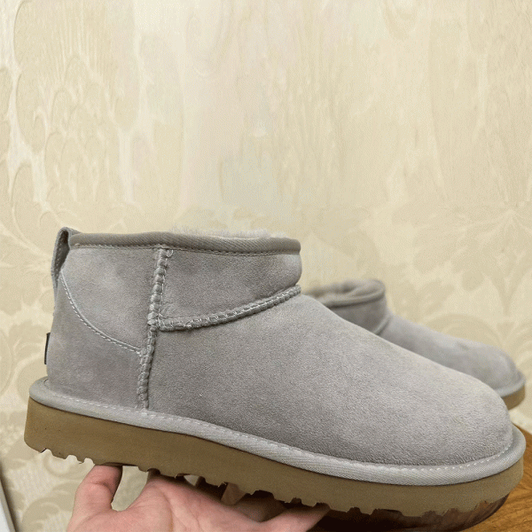 UGG Women'sClassic Ultra Mini Boot