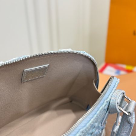 LV's New Shell Bag - Image 8