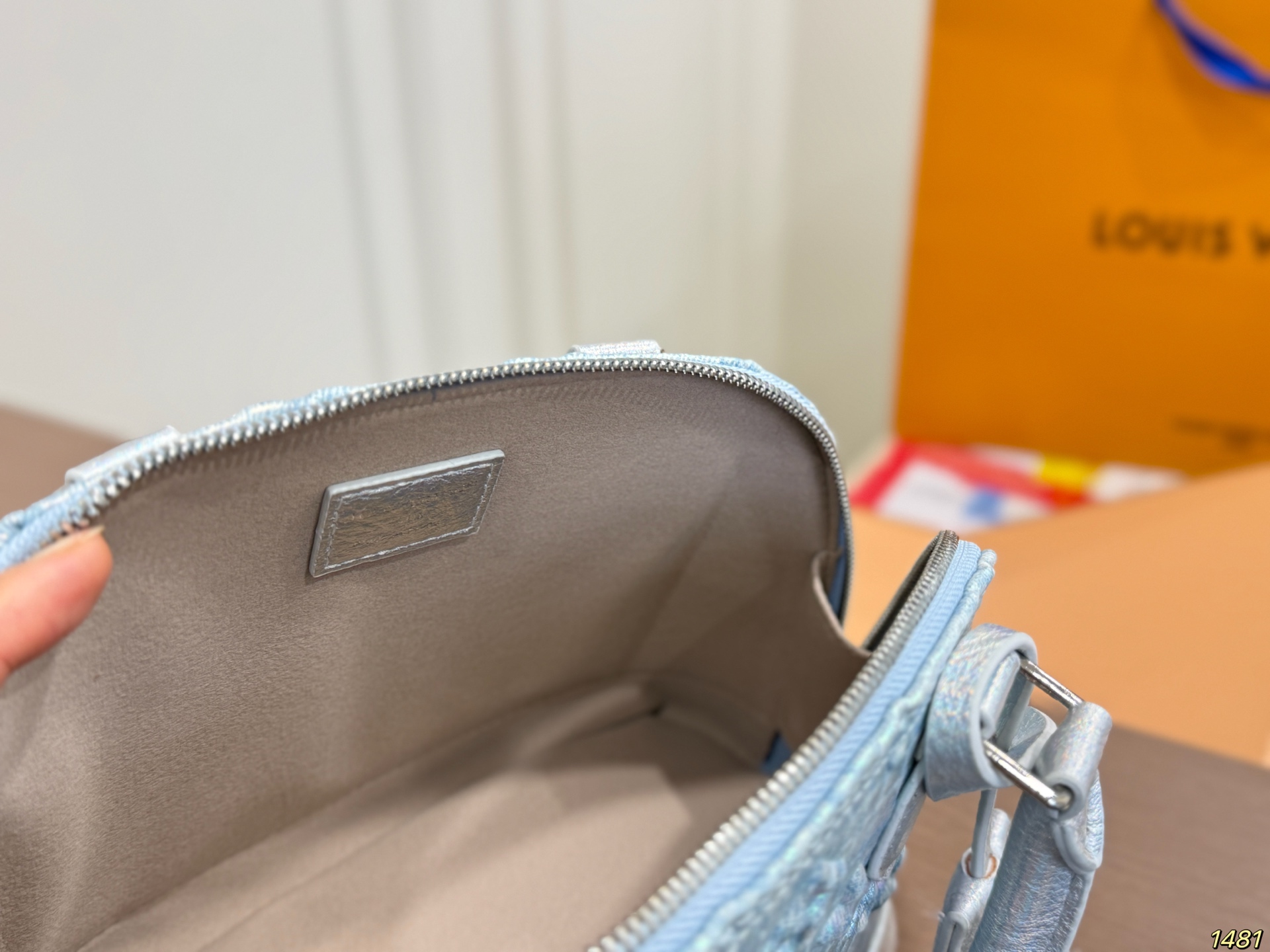 LV's New Shell Bag - Image 8