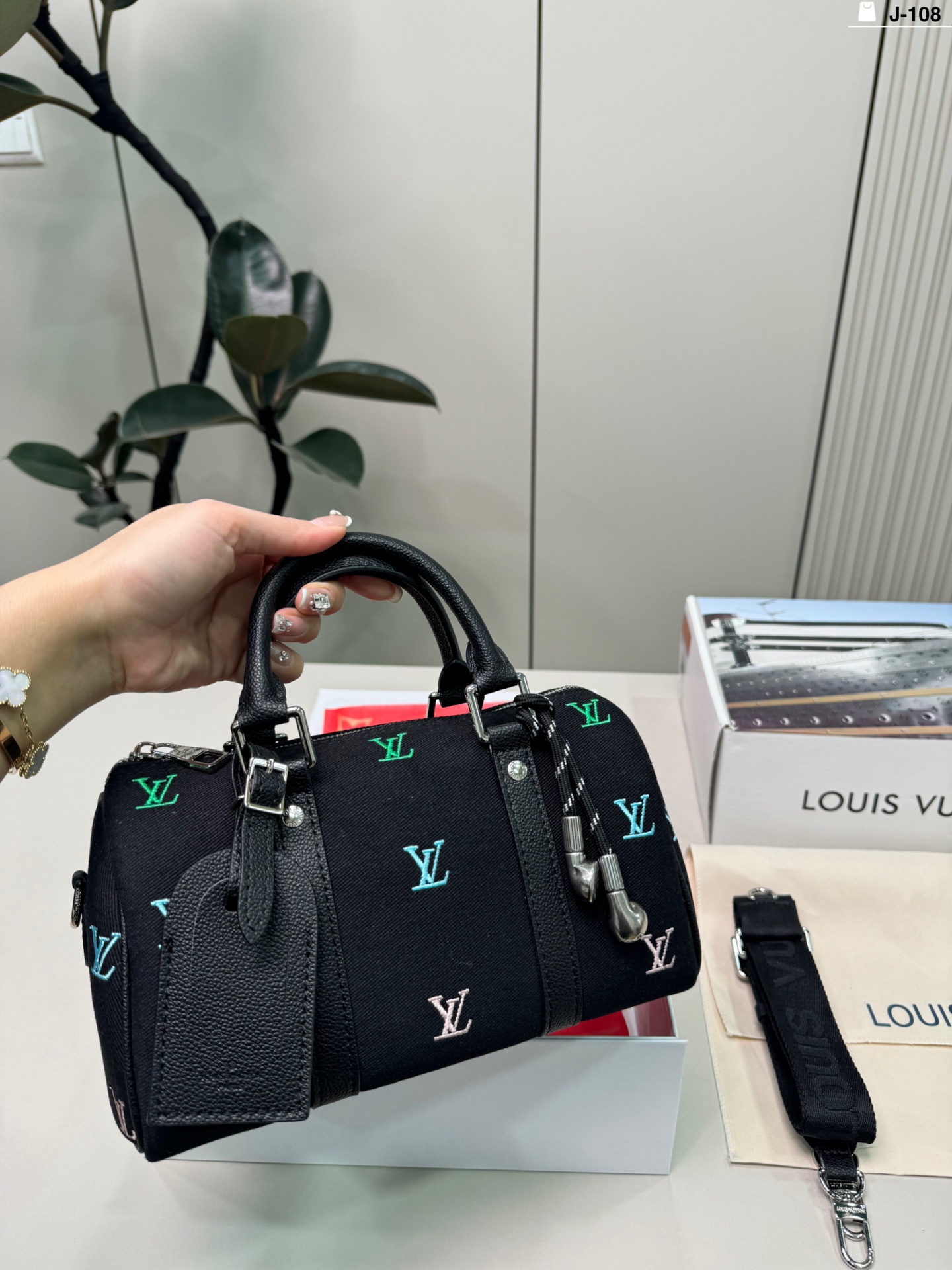 LV keepall 25 Bag - Image 8