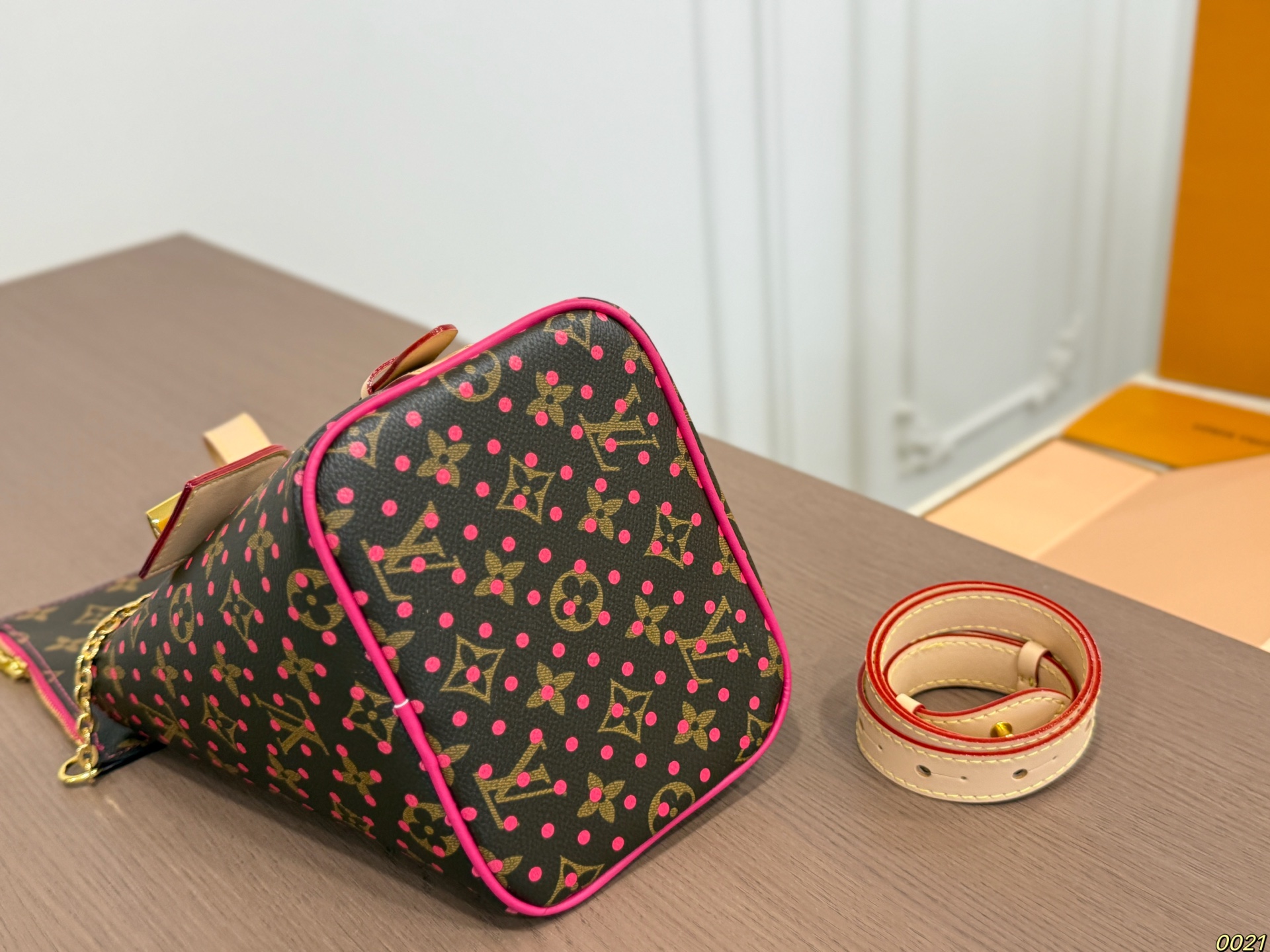 LV 25 Allinbb Bucket Bag - Image 6