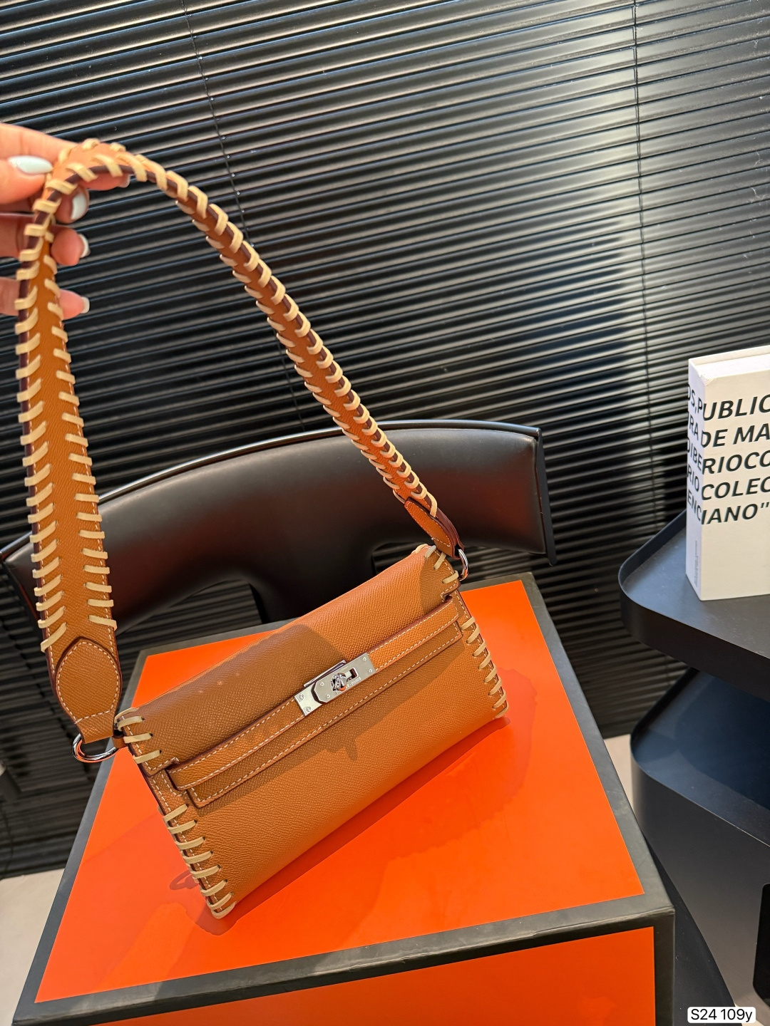 Hermès Kelly To Go Handbag in Elephant Gray - Image 5