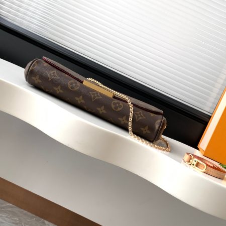 LV Favorite Chain Shoulder Bag - Image 8
