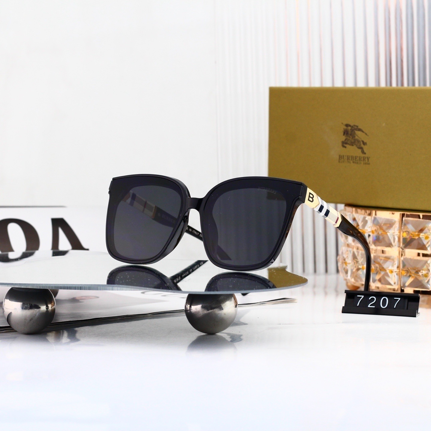 Burberry Fashionable Sunglasses - Image 5