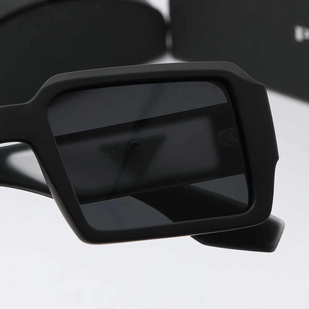 Prada Fashionable Sunglasses - Image 9