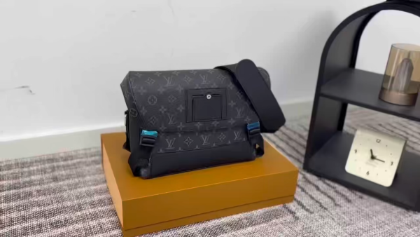 LV VOYAGER Messenger Bag