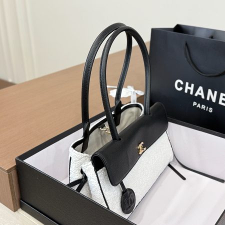 Chanel's New Underarm Bag - Image 4