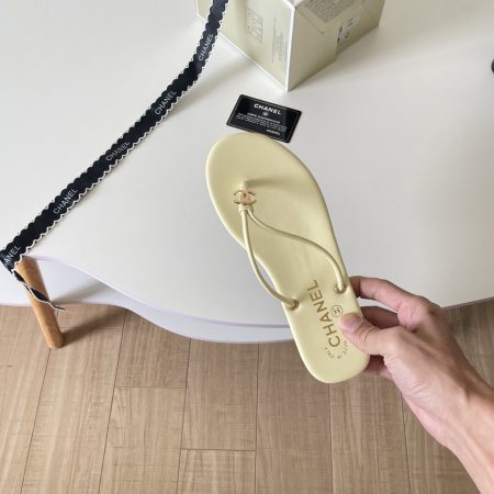 Chanel 26P C-clasp thong sandals - Image 3