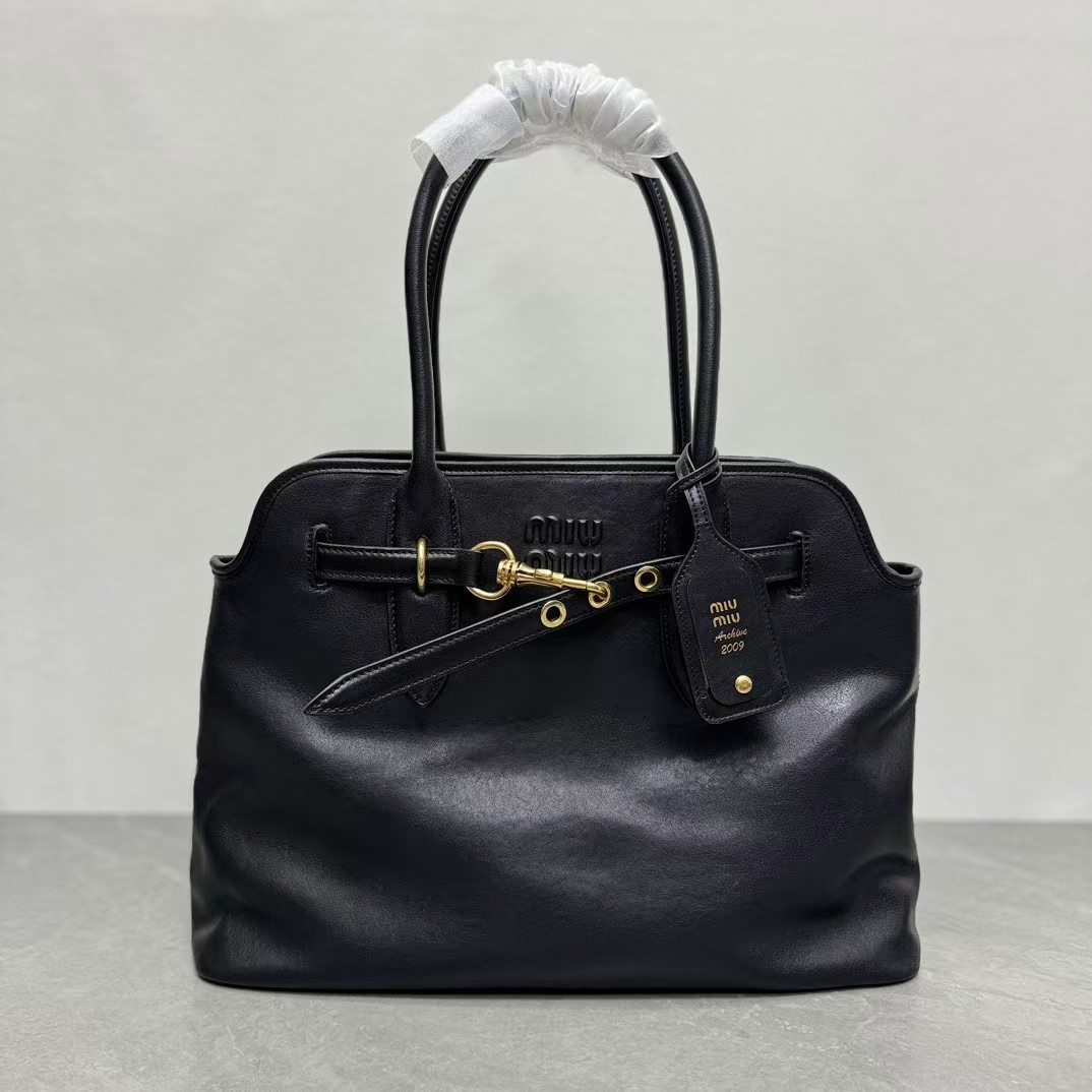 Miu Miu Aventure leather bag - Image 5