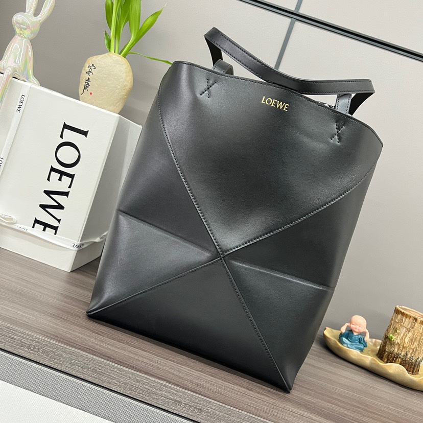 Loewe Puzzle Fold Tote in shiny calfskin Medium Black - Image 1