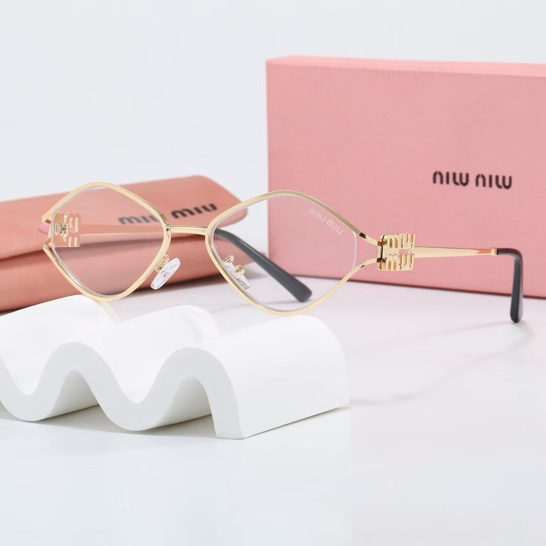 Miu Miu Fashionable Sunglasses - Image 6
