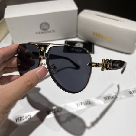 Versace Fashionable Sunglasses - Image 7