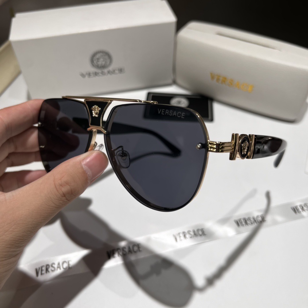 Versace Fashionable Sunglasses - Image 7