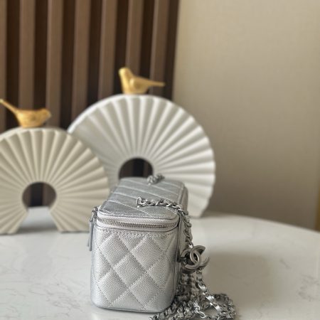Chanel Quilted Vanity Makeup Box - Image 3