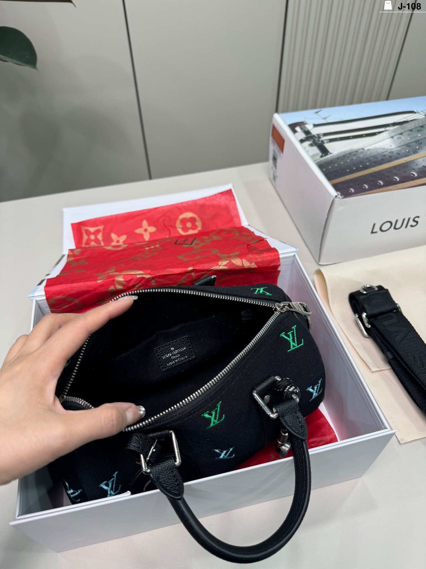 LV keepall 25 Bag - Image 9