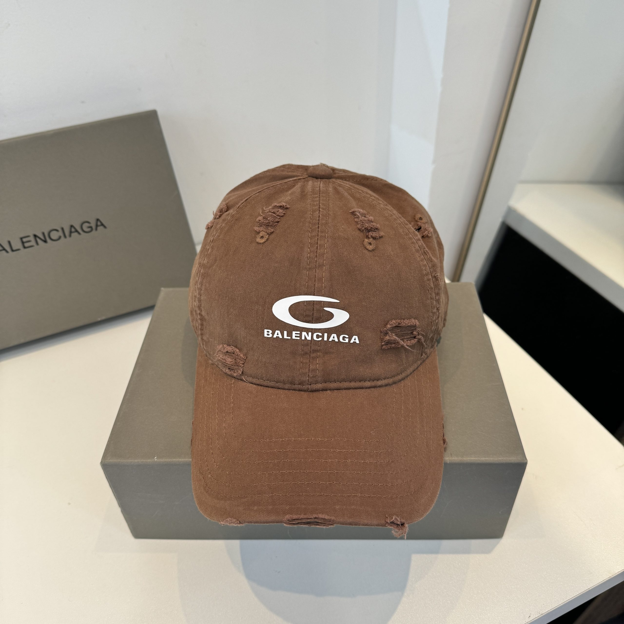Balenciaga's New Baseball Cap - Image 4