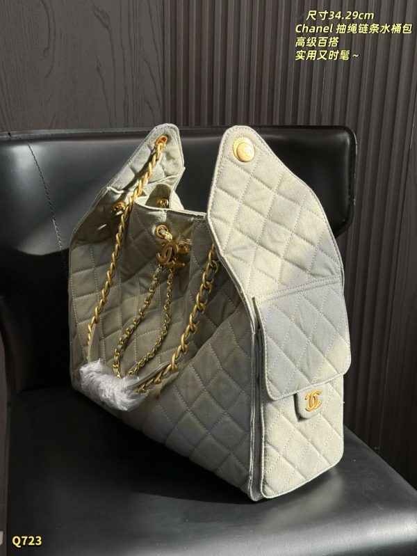 Chanel 25 Hobo Handbag