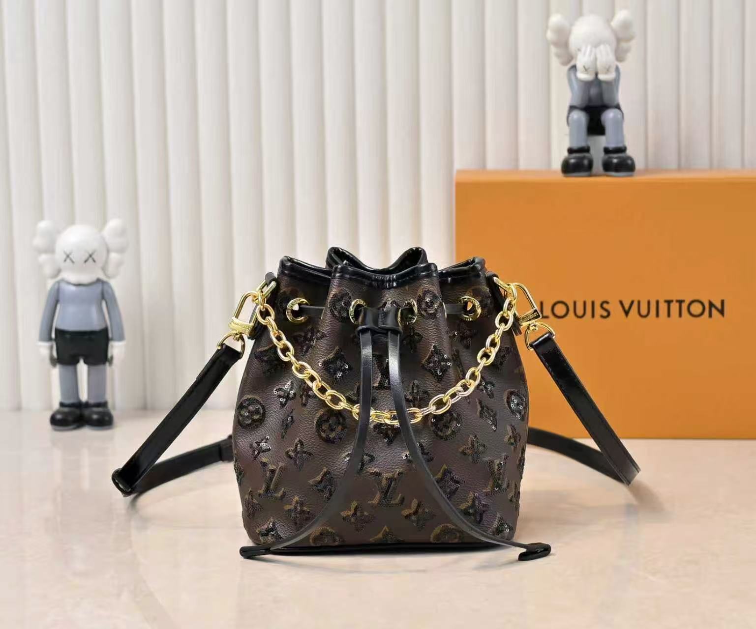 LV NEONOE 25SKI - Image 1