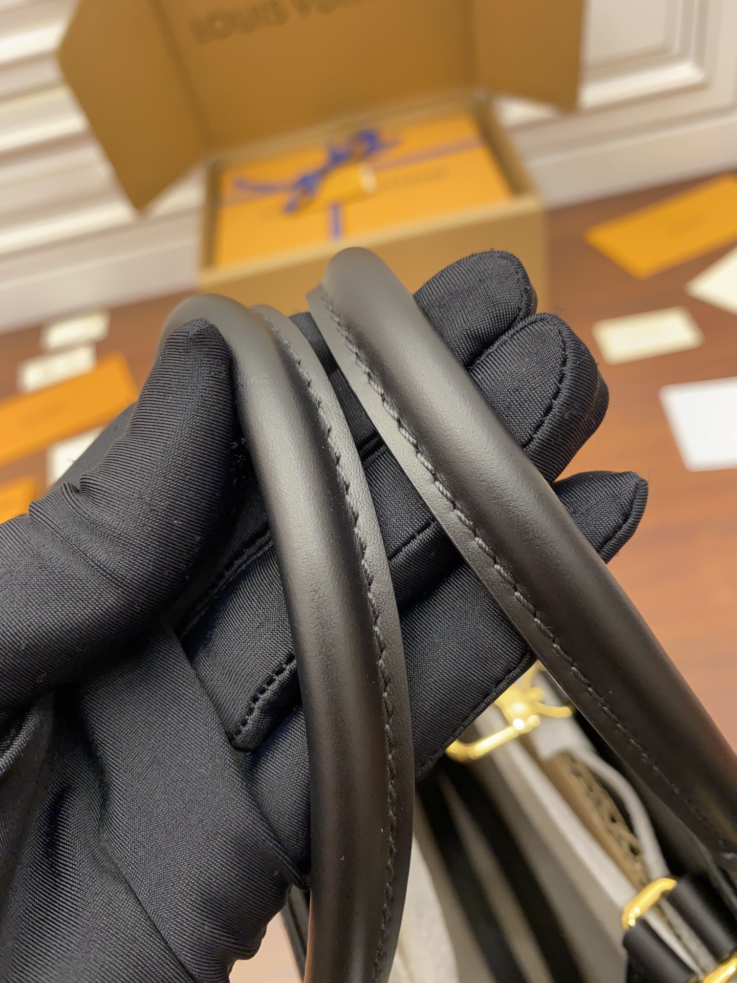 LV Onthego MM Bag - Image 9