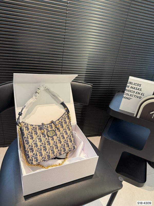 Dior chain handbag!
