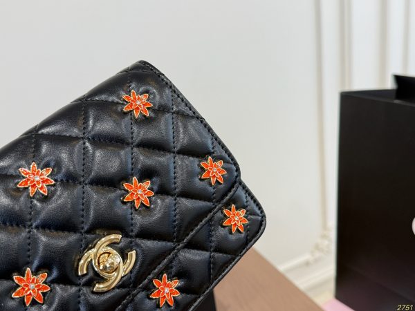 Chanelwoc Badge Chain Money Bag