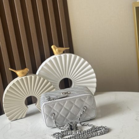 Chanel Quilted Vanity Makeup Box - Image 2