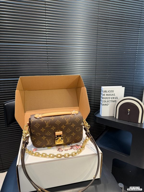 LV Pochette Métis East West Monogram Bag