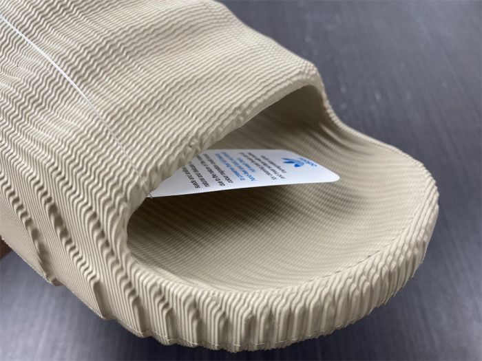 Yeezy Slide new collection - Image 6