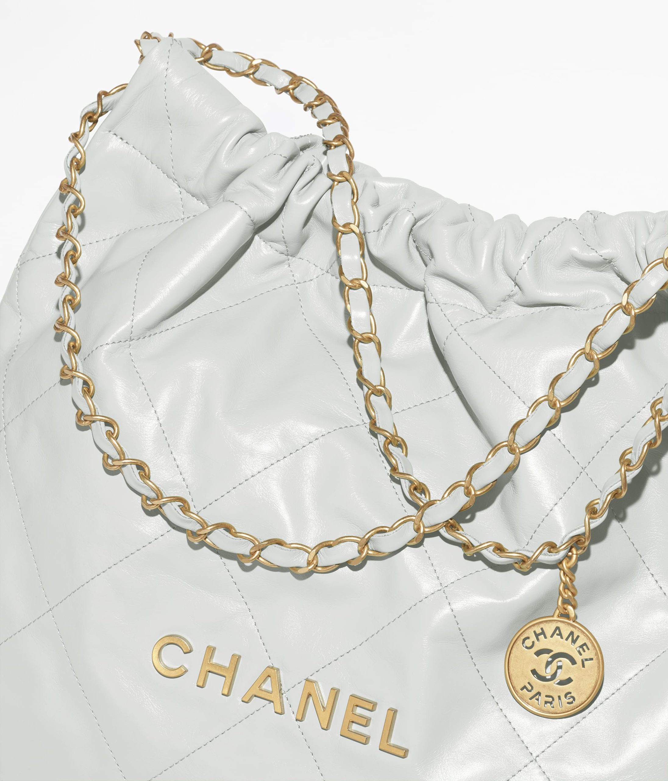CHANEL 22 HANDBAG Shiny Calfskin & Gold-Tone Metal Light Blue - Image 4