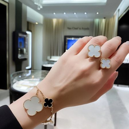 Van Cleef&Arpels VCA irregular alhambra Bracelet - Image 10