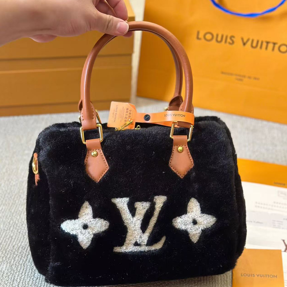 LV wool lamb bag - Image 6