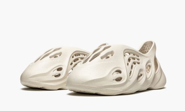 Yeezys Foam RNNR “ Ararat"