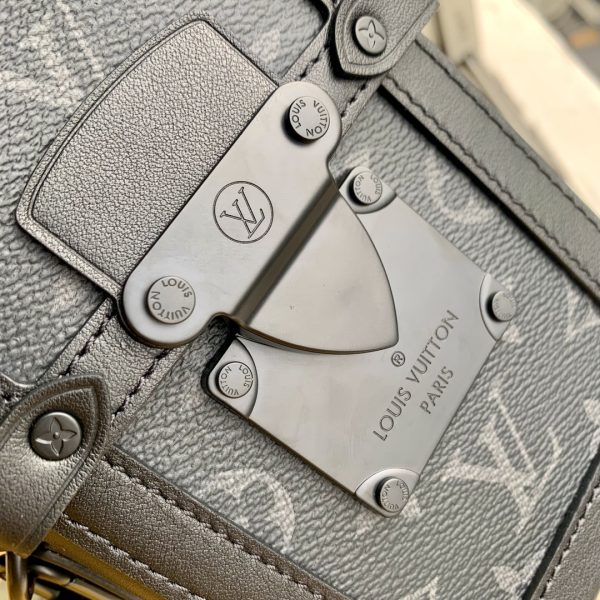 Vertical Trunk Wearable Wallet M82077