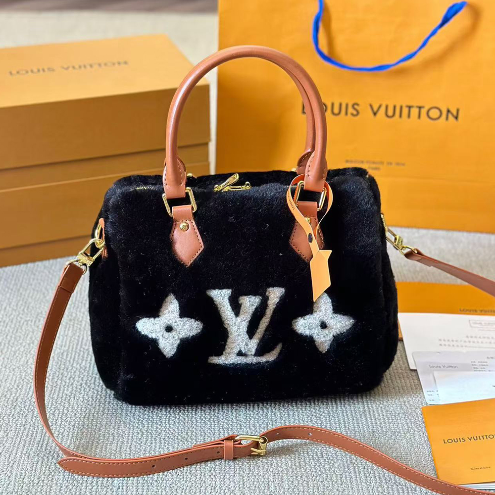 LV wool lamb bag - Image 3