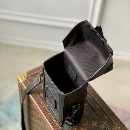 Vertical Trunk Wearable Wallet M82077 - Image 3