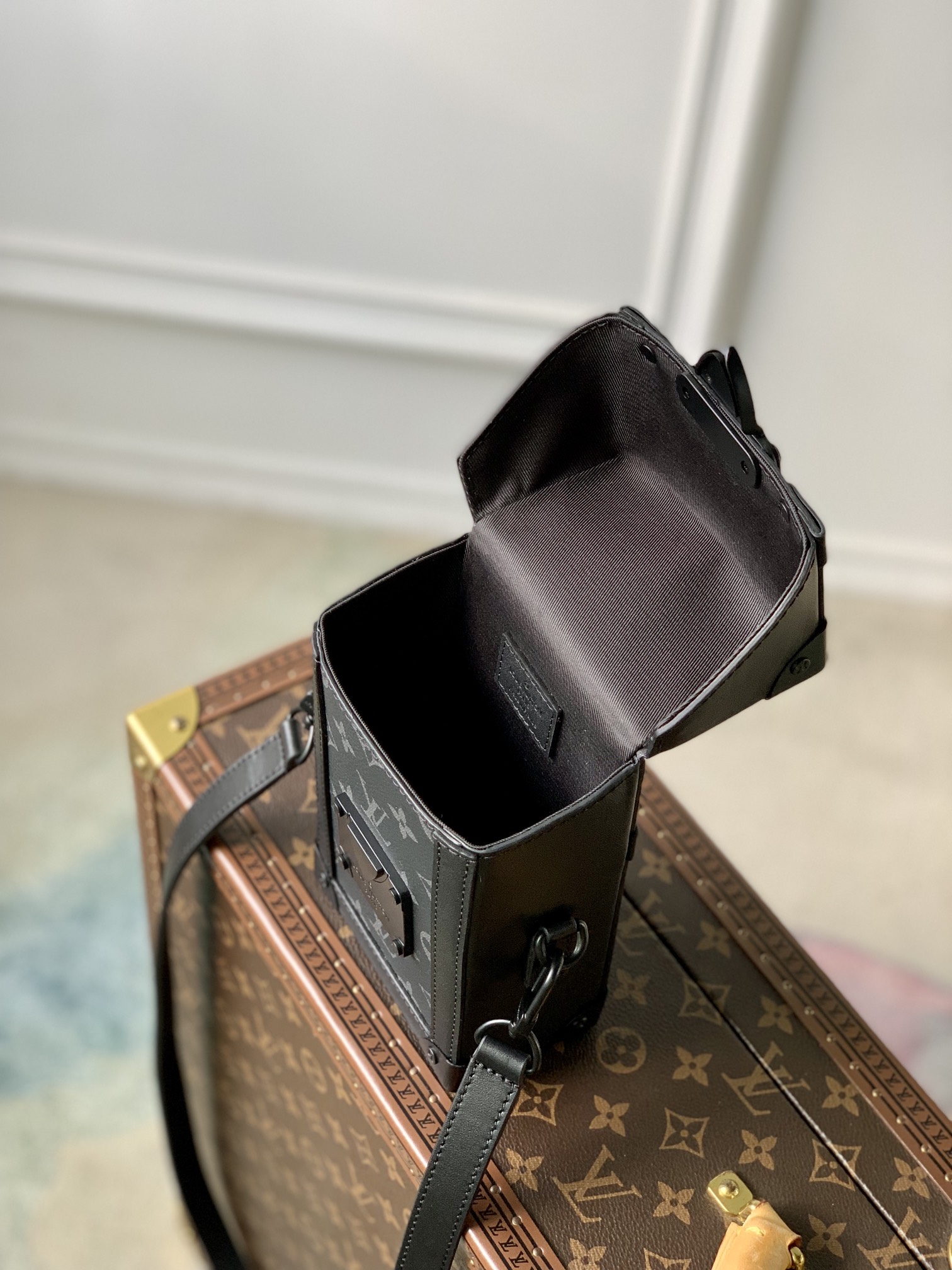 Vertical Trunk Wearable Wallet M82077 - Image 3