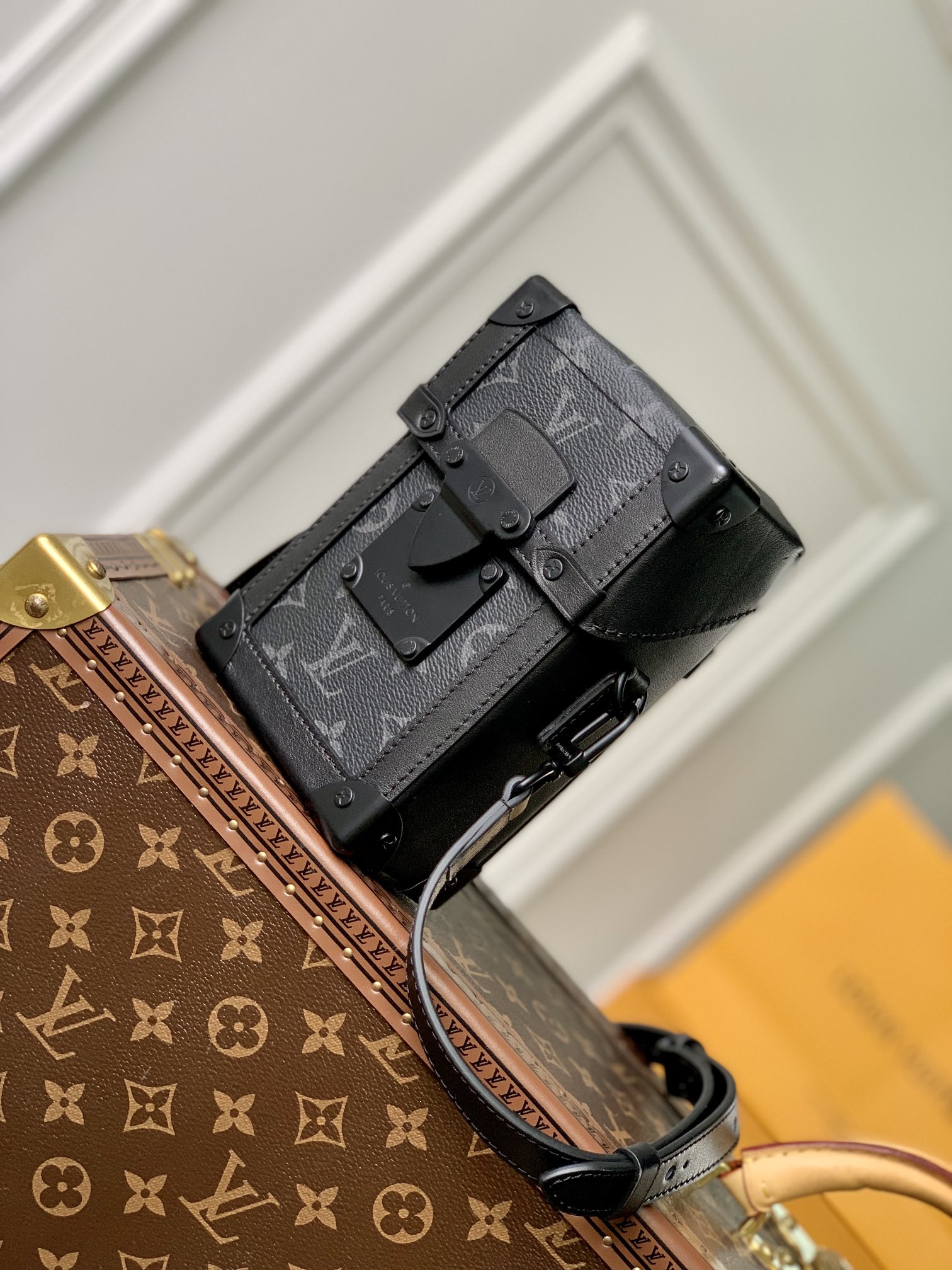 Vertical Trunk Wearable Wallet M82077 - Image 5