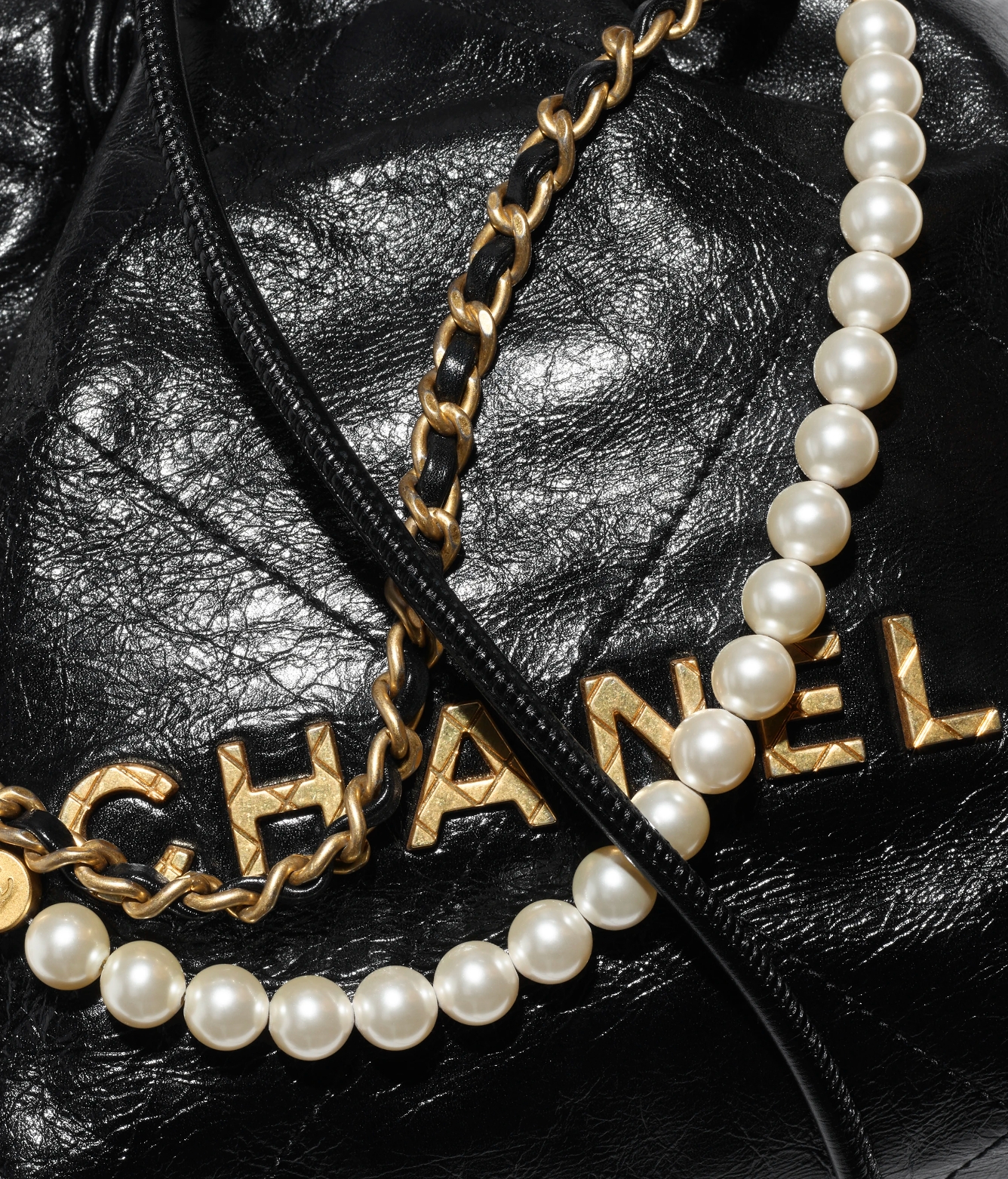 CHANEL 22 MINI HANDBAG Shiny Crumpled Calfskin & Gold-Tone Metal Black - Image 2