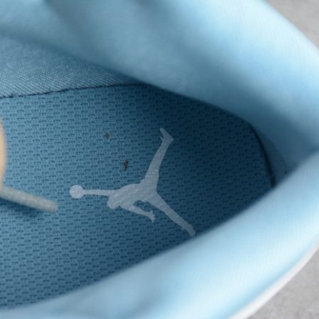 Air Jordan 1 Mid UNC BQ6472-141 - Image 12