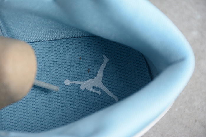 Air Jordan 1 Mid UNC BQ6472-141 - Image 12