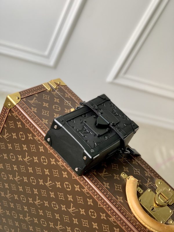 Vertical Trunk Wearable Wallet M82070
