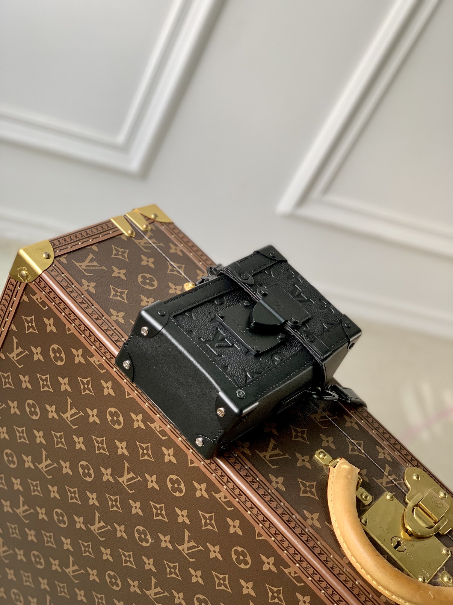 Vertical Trunk Wearable Wallet M82070 - Image 9