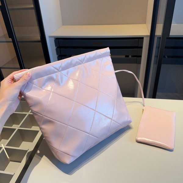 CHANEL 22 SMALL HANDBAG Calfskin & Gold Metal Pink
