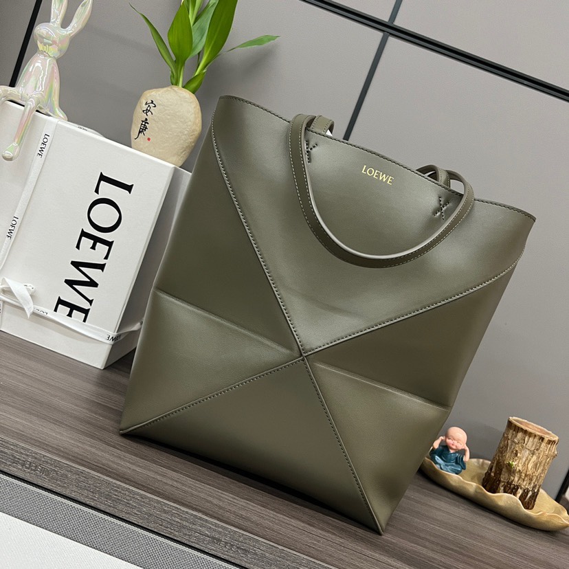 Loewe Puzzle Fold Tote in shiny calfskin Medium Green - Image 1