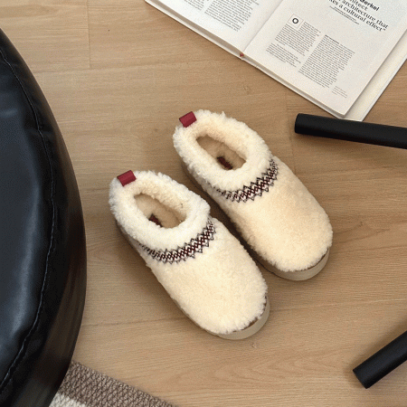 UGG Tazz Slipper Heritage Braid Hardwood - Image 4