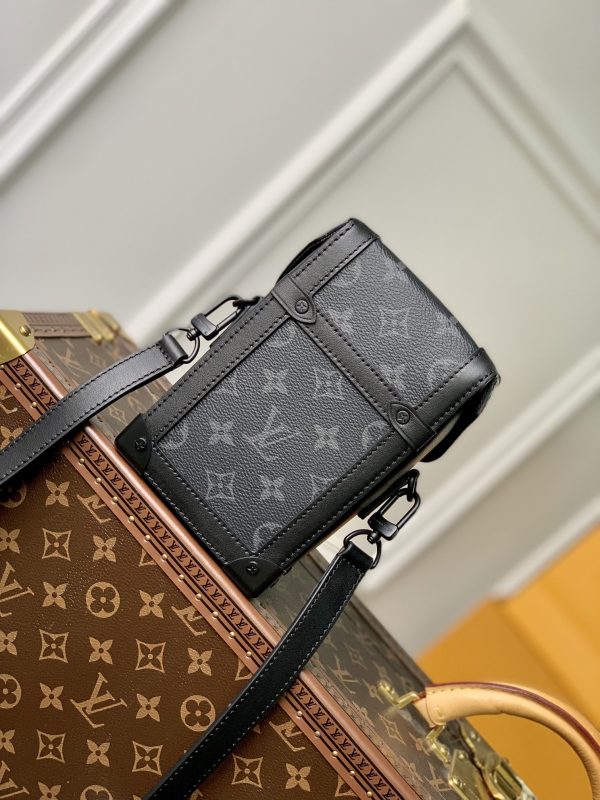 Vertical Trunk Wearable Wallet M82077