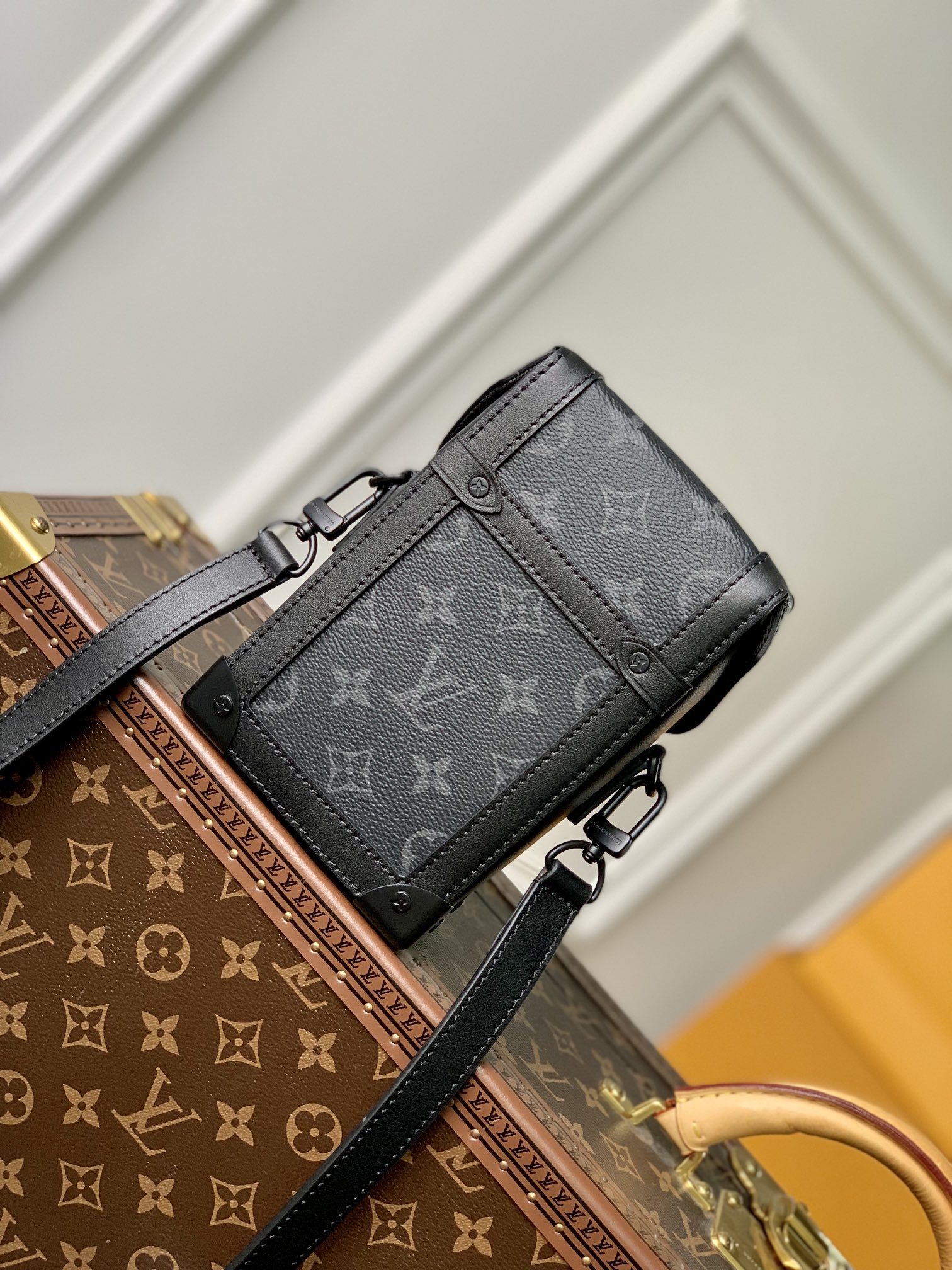Vertical Trunk Wearable Wallet M82077 - Image 6