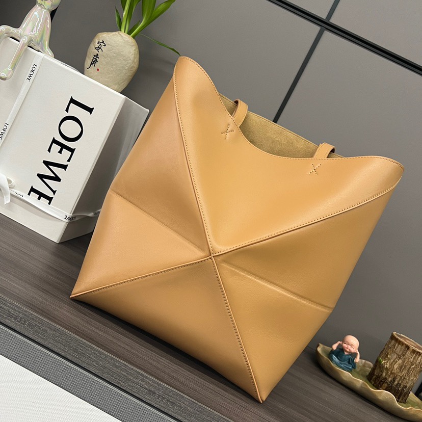 Loewe Puzzle Fold Tote in shiny calfskin Medium Brown - Image 2